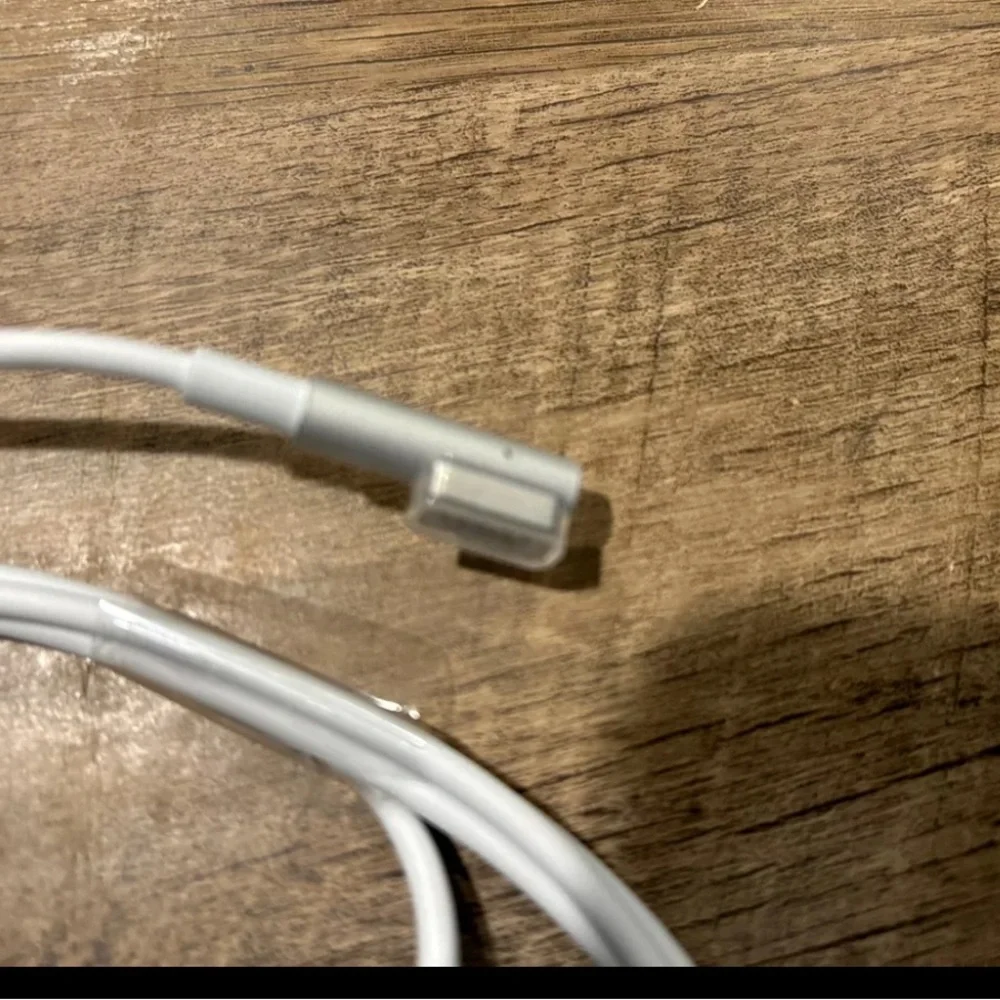 Apple 85W MagSafe power adapter